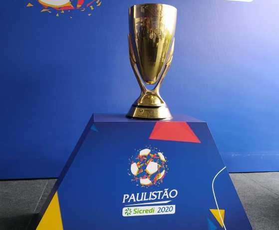 Os 16 clubes foram divididos em quatro grupos