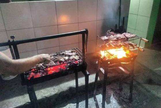 Detentos fizeram churrasco repleto de carnes, pão de alho e luzes natalinas.