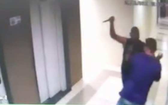 Imagens das câmeras de segurança mostram quando Helenito tenta fugir das agressões, mas não consegue 