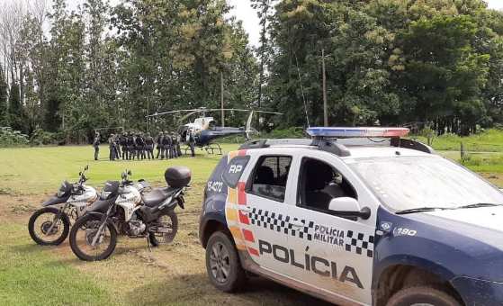 Os policiais da Força Tática e do Grupo de Apoio fizeram cerco  para capturar o suspeito.