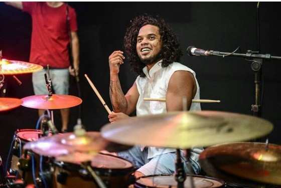 Dudu Batera, com era mais conhecido, trabalhava como baterista na banda Dona Bia