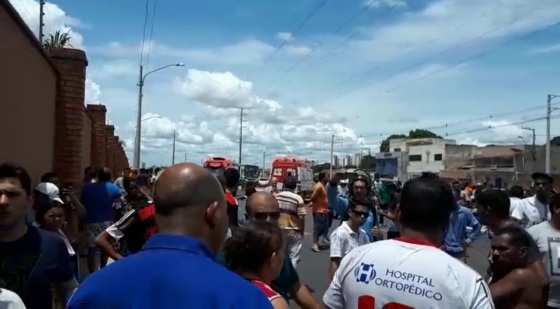 Dezenas de pessoas se aglomeraram no local do acidente.