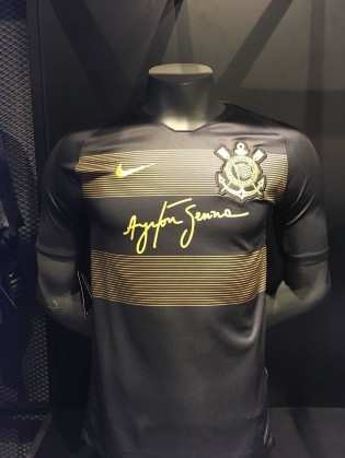 Camisa do Corinthians em homenagem a Ayrton Senna 