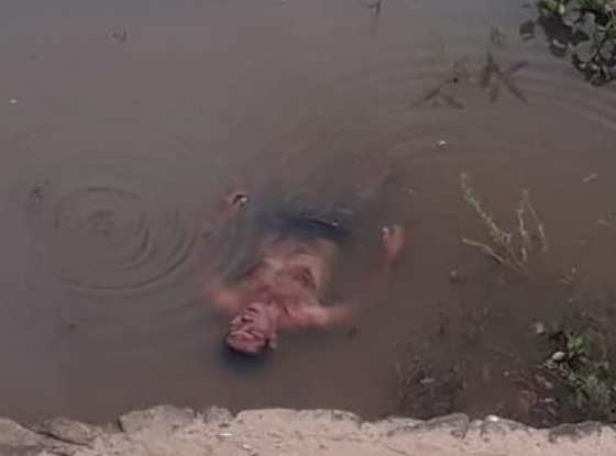 homem dormindo no rio .jpg