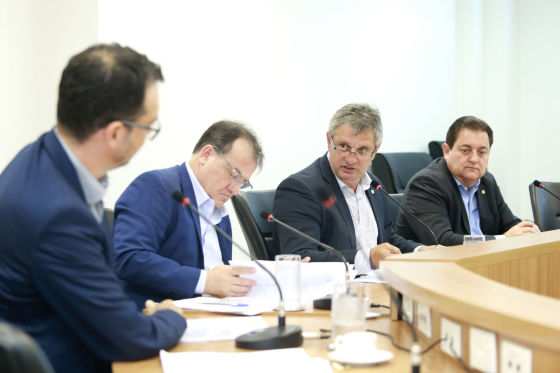 O projeto eleva a alíquota previdenciária dos servidores de 11% para 14%.