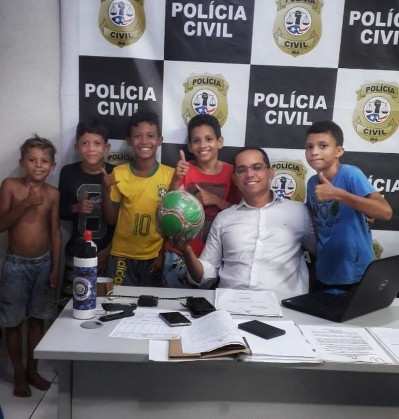 Delegado compra nova bola para meninos em Presidente Dutra