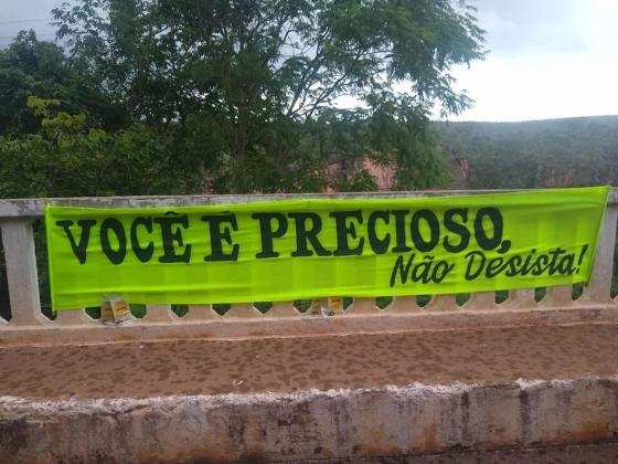 Jovens penduraram faixa no local. 