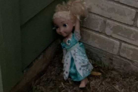 A boneca 'assombrada' foi enviada para a casa de um amigo da família a mais de 2 mil quilômetros de distância