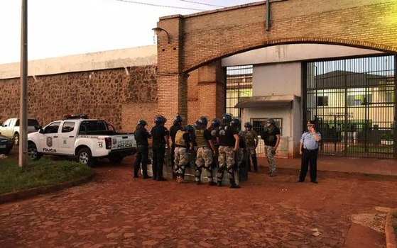 Polícia do Paraguai faz buscas em torno do presídio em Pedro Juan Caballero, onde houve a fuga de 91 membros do PCC.