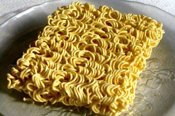O macarrão do tipo miojo ou cup noodles costuma ser frito antes de ser embalado, o que aumenta a quantidade de gorduras