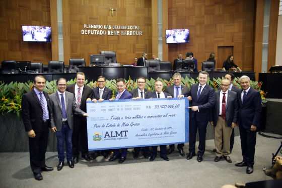 Deputados estaduais e o secretário Mauro Carvalho, representando o governador Mauro Mendes, segurando o cheque.