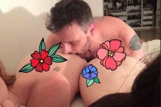 Ele publicou imagens nas quais o publicitário aparece ao lado de duas mulheres nuas, na cama