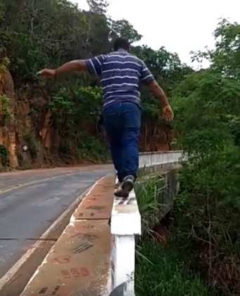 Precipício tem 50 metros de altura.
