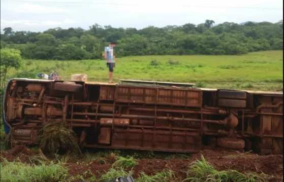 O ônibus que a vítima estava capotou na BR--163.