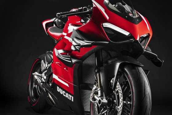Pesa menos que uma Ninja 400 Apesar de a potência da Superleggera V4 ser além da média, a moto chama muita atenção por causa de seu peso reduzido. Com 16 kg a menos que a Panigale V4, a moto tem 159 kg em sua versão de linha homologada para as ruas. 