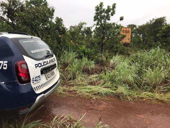 O veículo foi recuperado em uma região de mata, próxima à estrada vicinal.