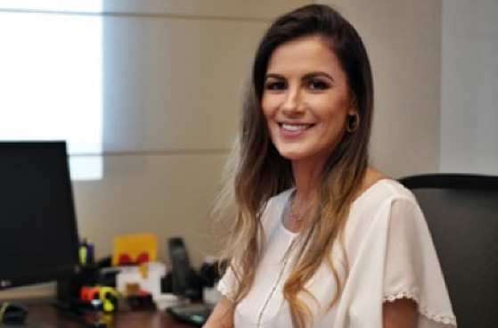 Melanie de Carvalho Tonsic é advogada, palestrante, consultora, mediadora, arbitralista e membro da Comissão de Mediação e Arbitragem da OAB/MT.