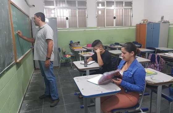 Dayana e Luiz estudam na mesma classe em escola municipal de São Vicente, SP 