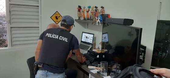 Polícia Civil cumpre mandado de busca e apreensão em Londrina, no Paraná, no âmbito da operação Luz na Infância 