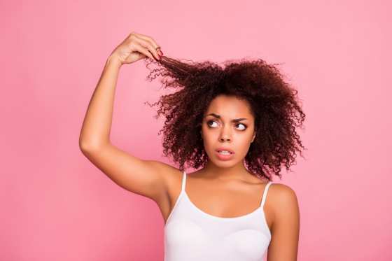 Ayesha revelou que sentia sintomas como ardência no couro cabeludo e caspa, mas outras mulheres têm relatado queda de cabelo tão intensa 