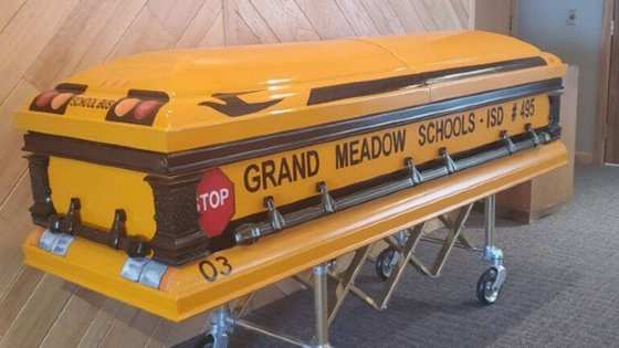 Caixão em forma de ônibus escolar no qual motorista foi enterrado nos EUA