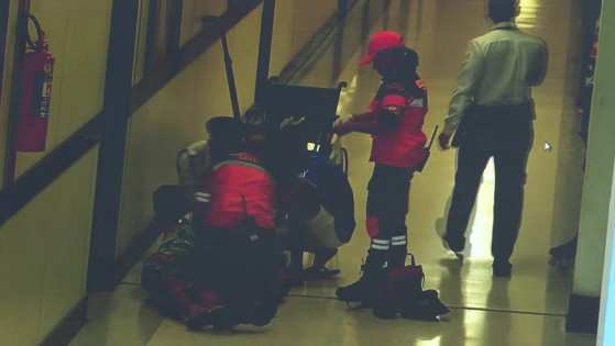 Vídeo divulgado pela polícia mostra jovem em corredor do Shpping Recife, na terça (25) 