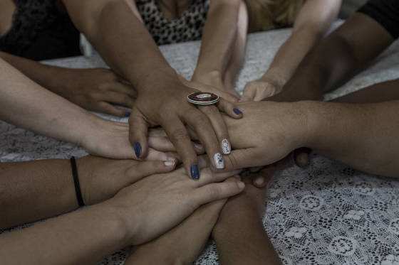 Mãos de mulheres que denunciaram abusos e assédios 