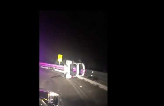 Carro ficou à beira do precipício
