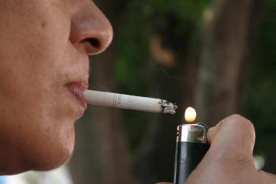 Fumantes estão entre as pessoas com maior risco de desenvolver sintomas graves