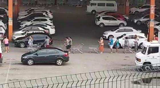 Fila com centenas de pessoas se formou uma unidade de Cuiabá.