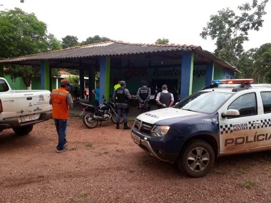 Policiais militares estão nas ruas orientando e fazendo cumprir as medidas restritivas de prevenção ao coronavírus.