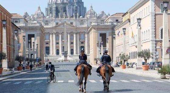 Policiais a cavalo patrulham ruas de Roma durante quarentena por coronavírus