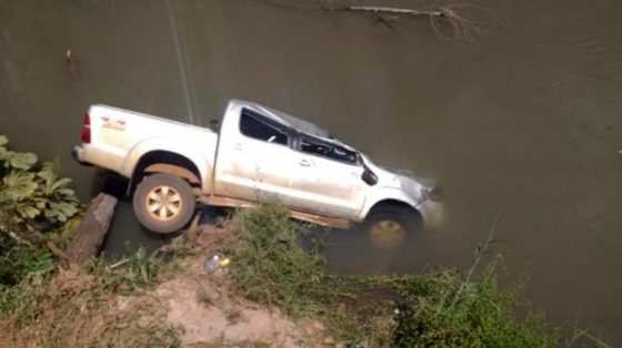 Veículo tombou em barranco e caiu dentro do rio