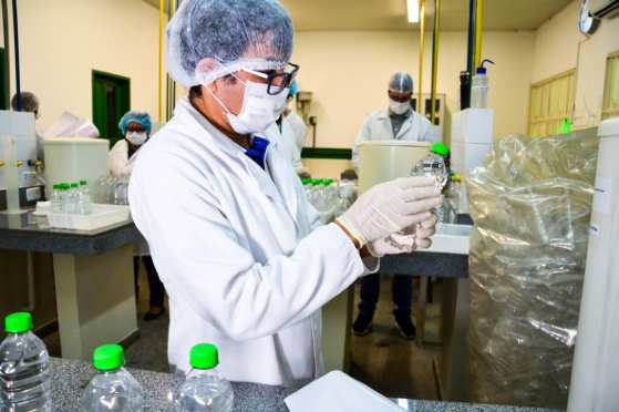 Álcool é produzido no laboratório da IFMT.