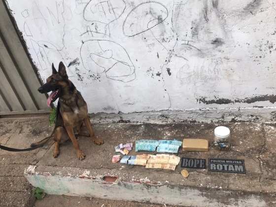Material do tráfico foi localizado com auxílio do cão do Bope.