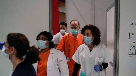 Médicos trabalham em hospital de campanha 