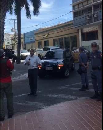 Comerciantes passaram buzinando em frente ao prédio da Prefeitura de Cuiabá, mas prefeito não está despachando de lá