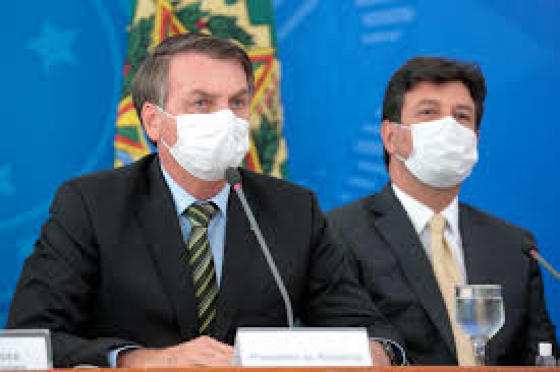 O presidente Jair Bolsonaro ao lado do ministro da Saúde Luiz Henrique Mandetta em coletiva no Planalto 