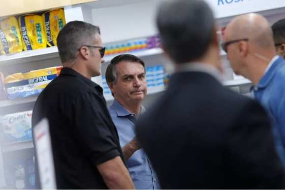Bolsonaro passou por uma farmácia em Brasília nesta sexta-feira (10)