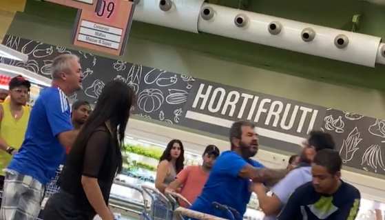 A briga teve um dos clientes apertando o outro pelo pescoço.