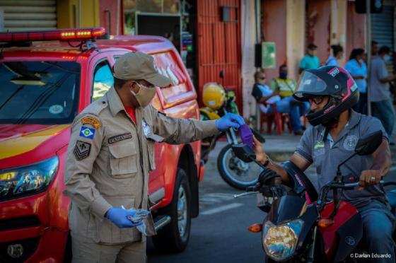 Bombeiros distribuem máscaras de tecido à população