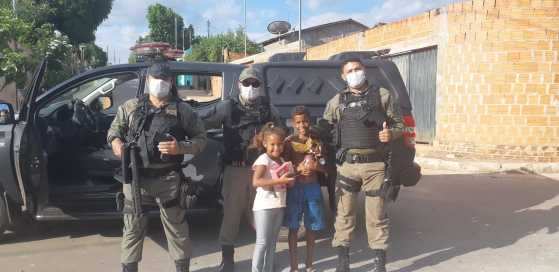 Campanha foi realizada entre os próprios policiais para levar um pouco de alegria às crianças nesta Páscoa