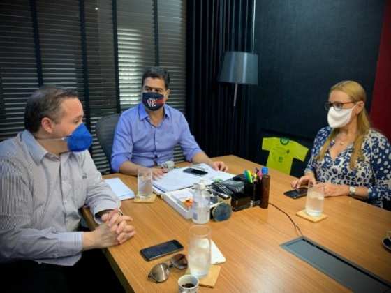 Emanuel usando máscara durante reunião.