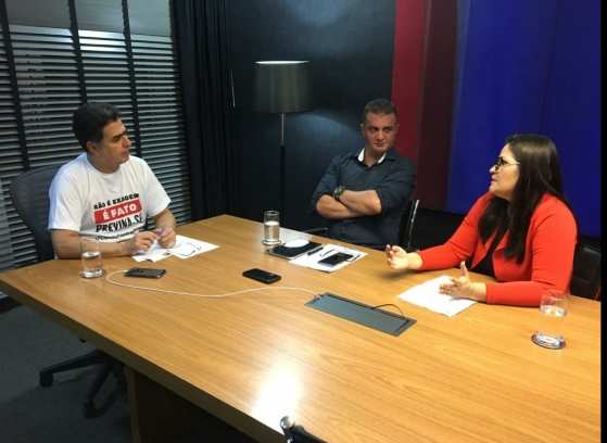 Emanuel recebeu o Conexão Poder no escritório pessoal