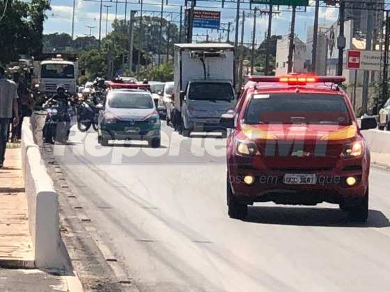 Bombeiros e agentes da GM conversaram com o homem