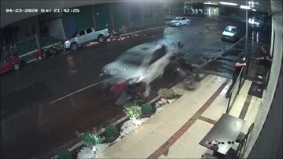 Corolla ainda atingiu outros veículos após a batida