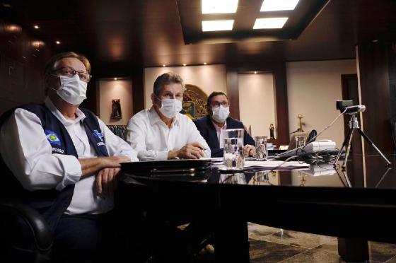 Governador Mauro Mendes durante video conferência com secretários e ministro da Saúde.