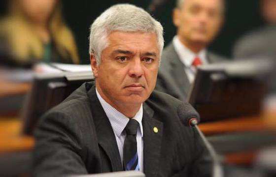 Na internet é possível encontrar versos parecidos, de cunho machista