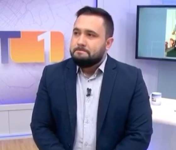 Leandro Trindade se emociona e pede intervalo comercial por não conseguir falar.