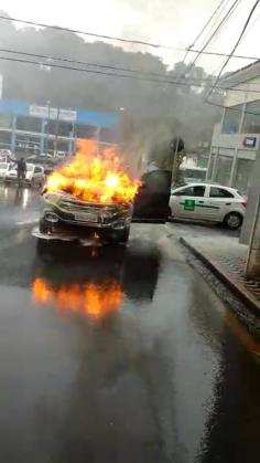 Fiat Toro pegou fogo em meio à Getúlio Vargas, em Cuiabá